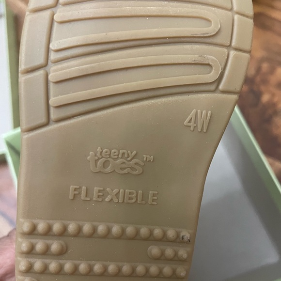 Teeny toes shoes/ Walking shoes size 4W New with tag - Picture 2 of 2